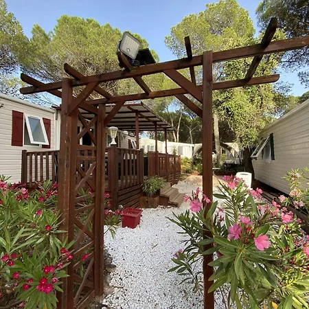 Campsite Mobilhome Paisible Et Verdoyant